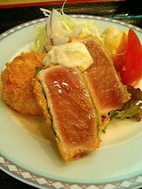 レアカツ、マグロコロッケ、サラダ