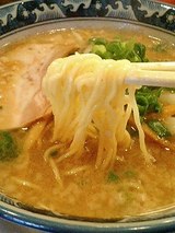 博多麺々 背あぶら豚骨しょうゆらーめん(650円)