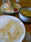 サラダ、ソーセージのスープ、ライス