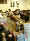 混み合う店内