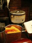 大きな人参の向こうにはええ感じの炊飯器