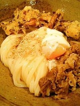 踊るうどん 肉まいたけ天温玉生じょうゆ 930円