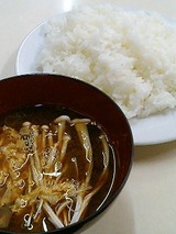 お味噌汁とご飯大盛り