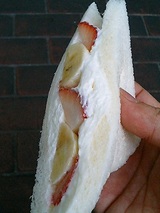 マジックパン 灘店 いちごバナナ(260円)
