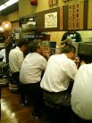 ごったがえした店内。