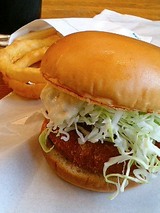 海老カツバーガー(350円)オニポテセット(320円)