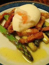 アスパラのベーコン炒め半熟卵のせ(650円)