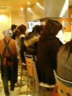 店内は満席です。