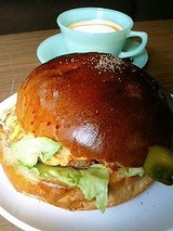 ランプ チーズバーガー650円とカプチーノ450円