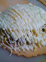 えびせんに焼きそば・玉子をはさみます。