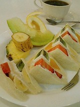 ピュア フルーツサンド(紅茶かコーヒー付)820円