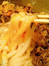 踊るうどん 肉まいたけ天温玉生じょうゆ 930円
