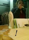 おいおい、何美味そうに食うとんねん!