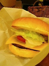 リーバーズ神戸元町 黒バーガー(780円)