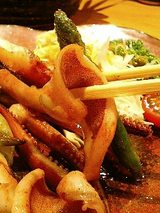 魯山人 いかゲソとアスパラのバター焼き(740円)