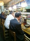 混み合う店内