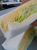 鞍馬サンド たまご(241円)