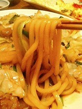 トンボ ホルモンうどん945円