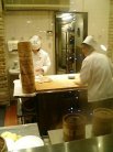入り口で厨房が見えます。