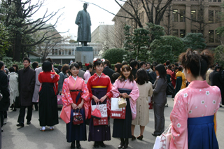 本日は早稲田大学卒業式なり 女の子の袴はカワイイが 男の黒シャツはngだ Sayounaru Blog