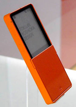 モックアップ｜au MEDIA SKIN｜ガラケー｜吉岡徳仁｜プロダクトデザイン 感じる”携帯を目指して──「MEDIA SKIN」へ注がれた愛情：吉岡