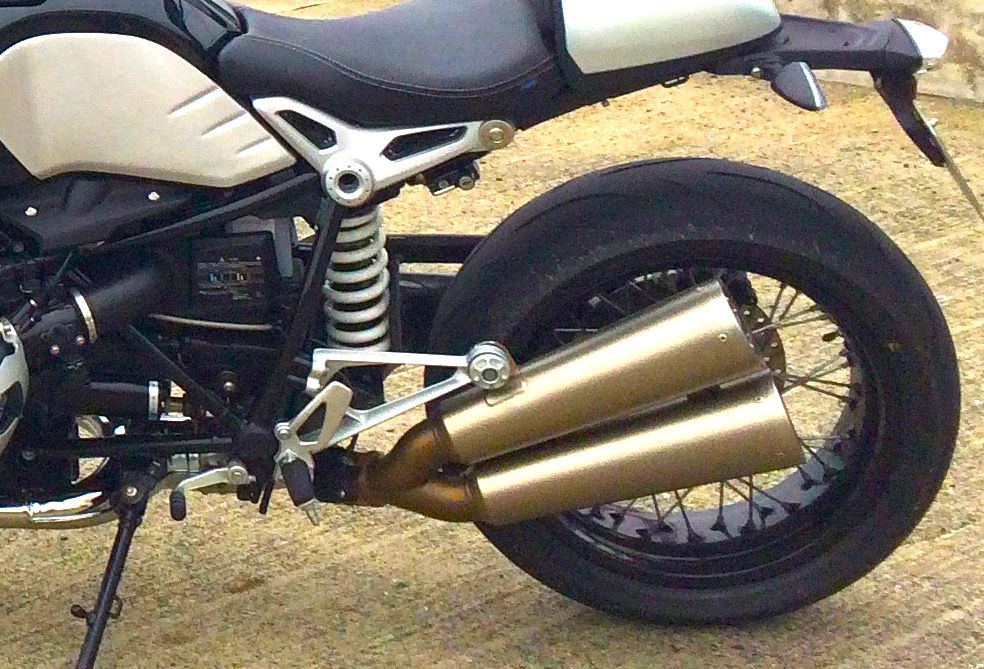 M*o様 BMW RnineT アクラポビッチ純正マフラー 2022-23年式BMW Rninet 純正アクラポビッチスリップオンマフラー