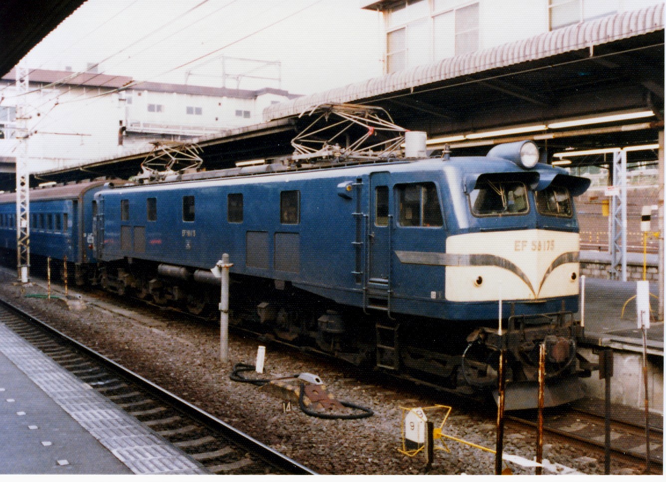 EF58＋客車5両セット　茶　動作・点灯確認済み　内田百閒　国鉄車両 EF58＋客車5両セット 茶 動作・点灯確認済み 内田百閒 国鉄車両