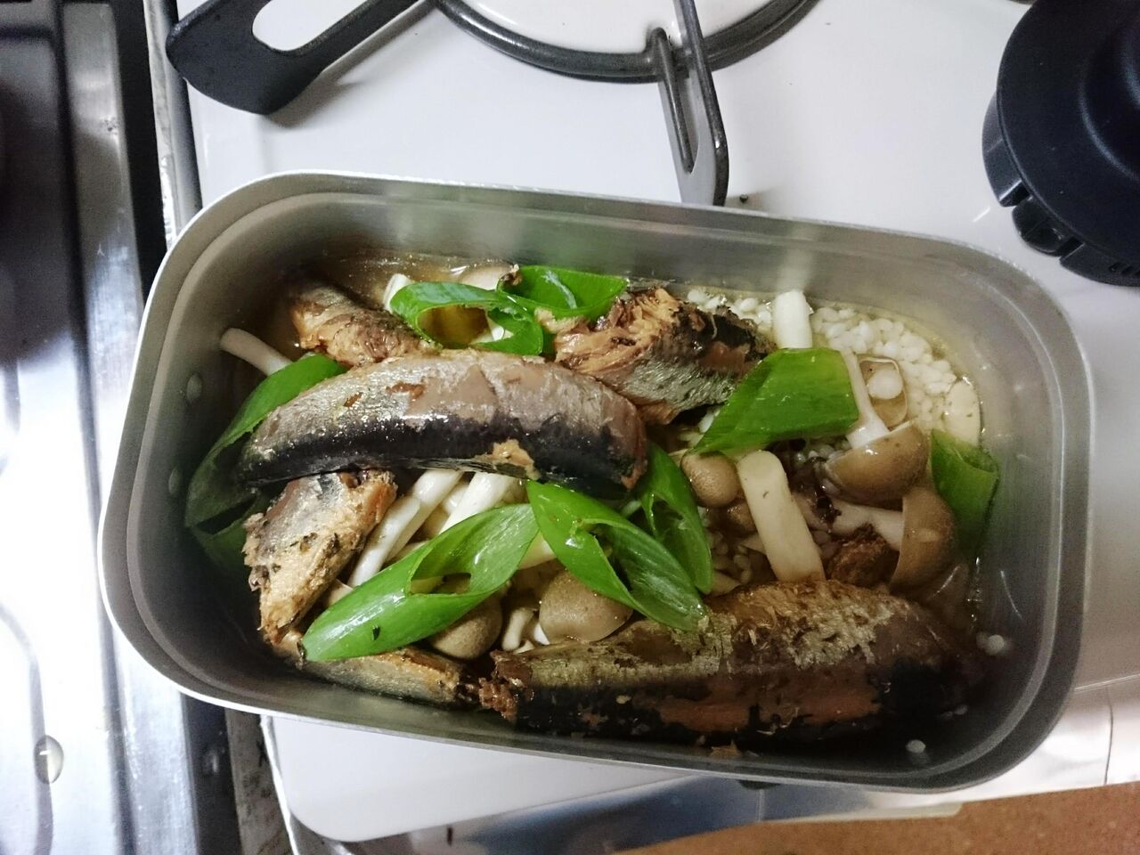 メスティンで半合の米に味付きイワシの缶詰で炊き込みご飯 いろいろ 実験室