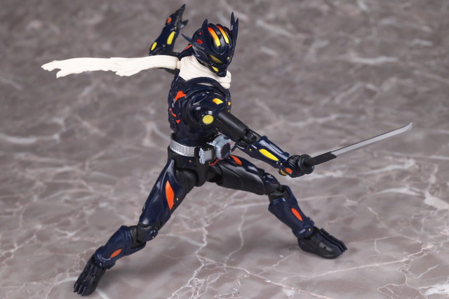 仮面ライダーガッチャード」より「仮面ライダードレッド零式」が