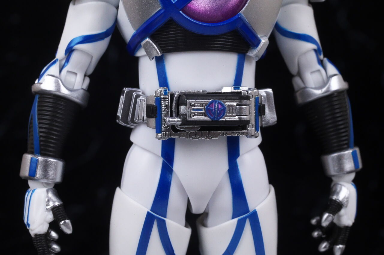 S.H.フィギュアーツ（真骨彫製法） 仮面ライダーサイガ レビュー : は