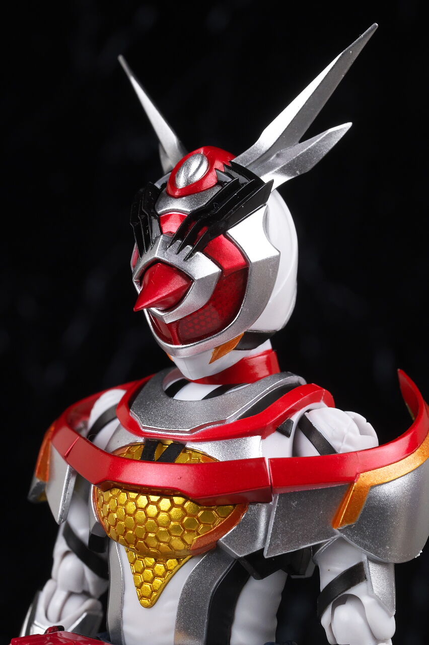 S.H.フィギュアーツ 仮面ライダーアギレラ クイーンビーゲノム