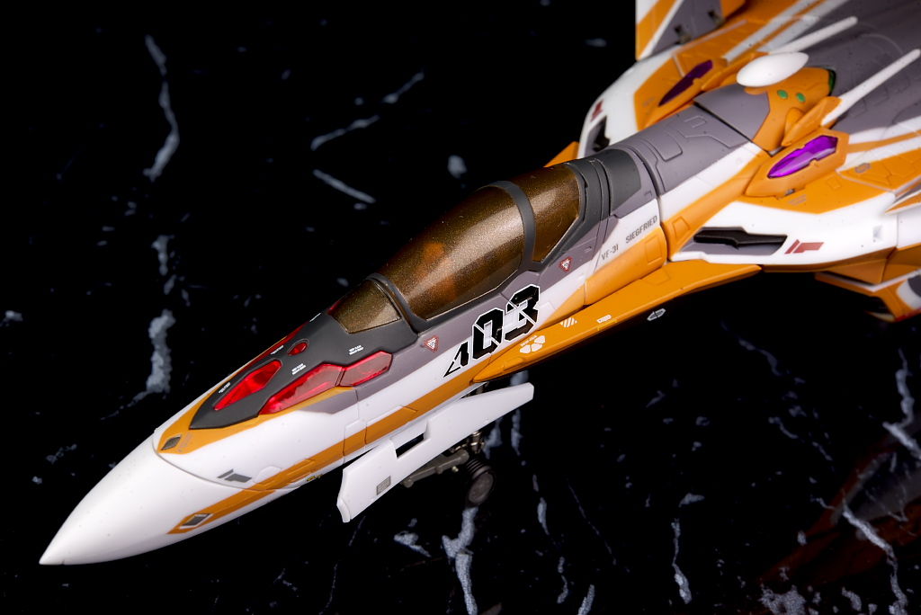 DX超合金 VF-31Eジークフリード(チャック・マスタング機