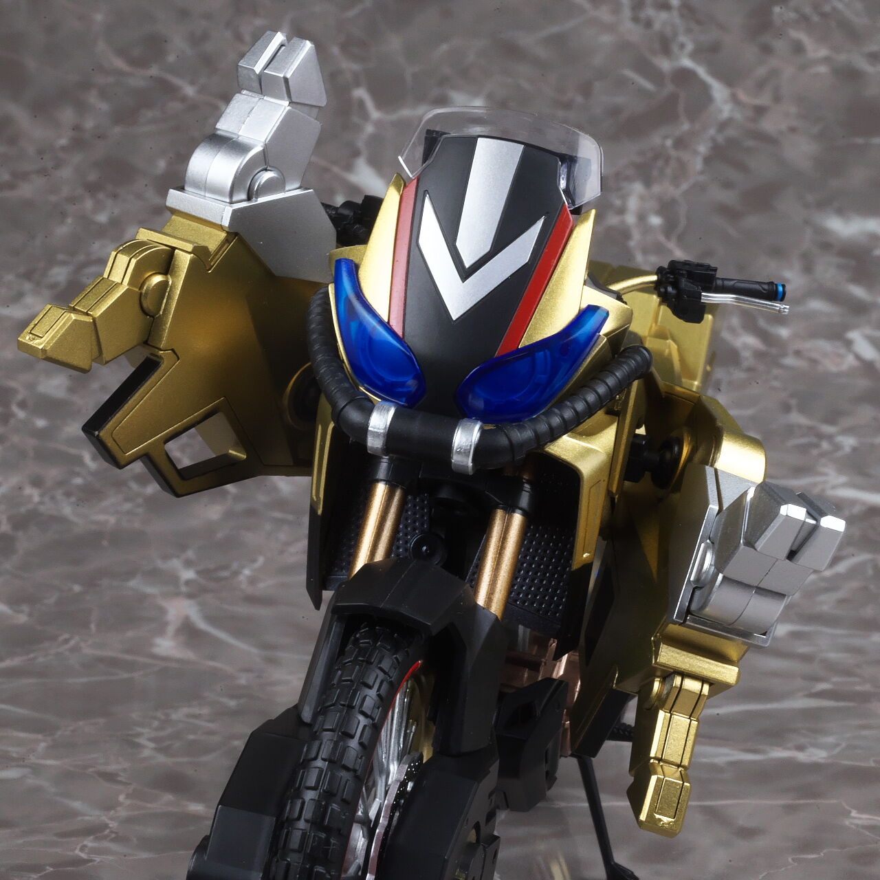 SHフィギュアーツ ゴルドダッシュ 仮面ライダーガッチャード』S.H.Figuarts ゴルドダッシュが発売