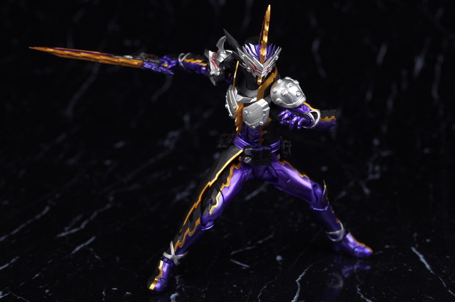 仮面ライダーセイバーS.H.Figuarts 仮面ライダーカリバー ジャアクドラゴン