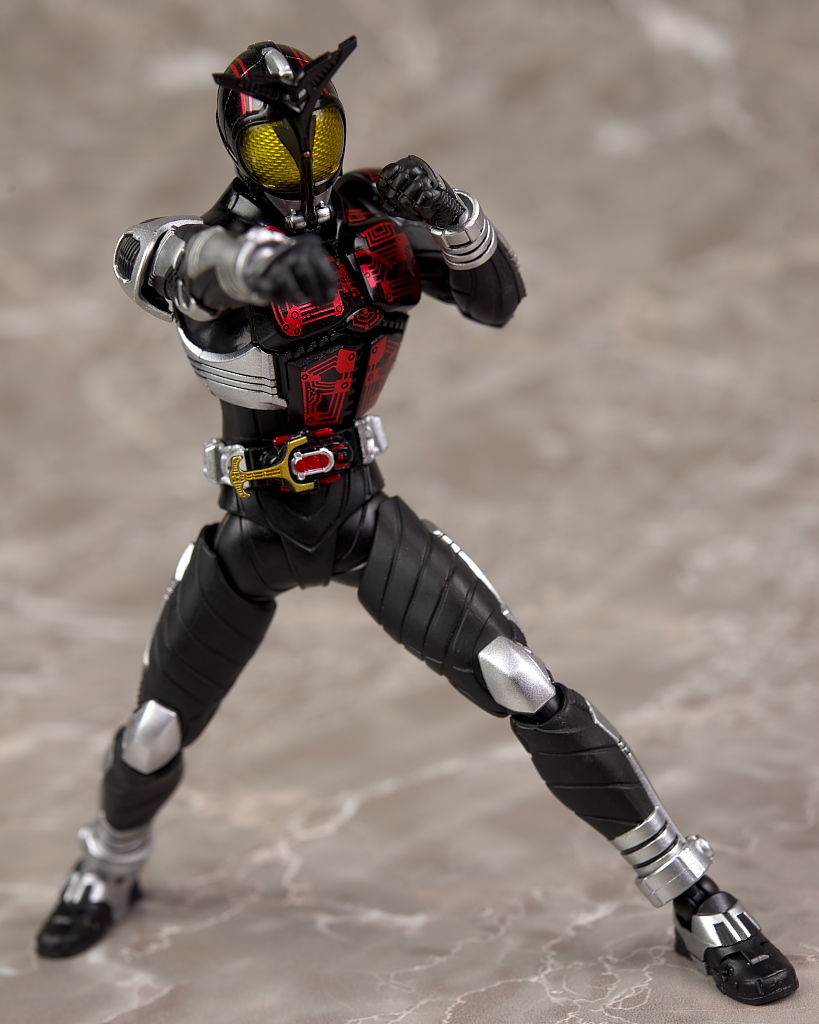 S.H.フィギュアーツ （真骨彫製法） 仮面ライダーダークカブト