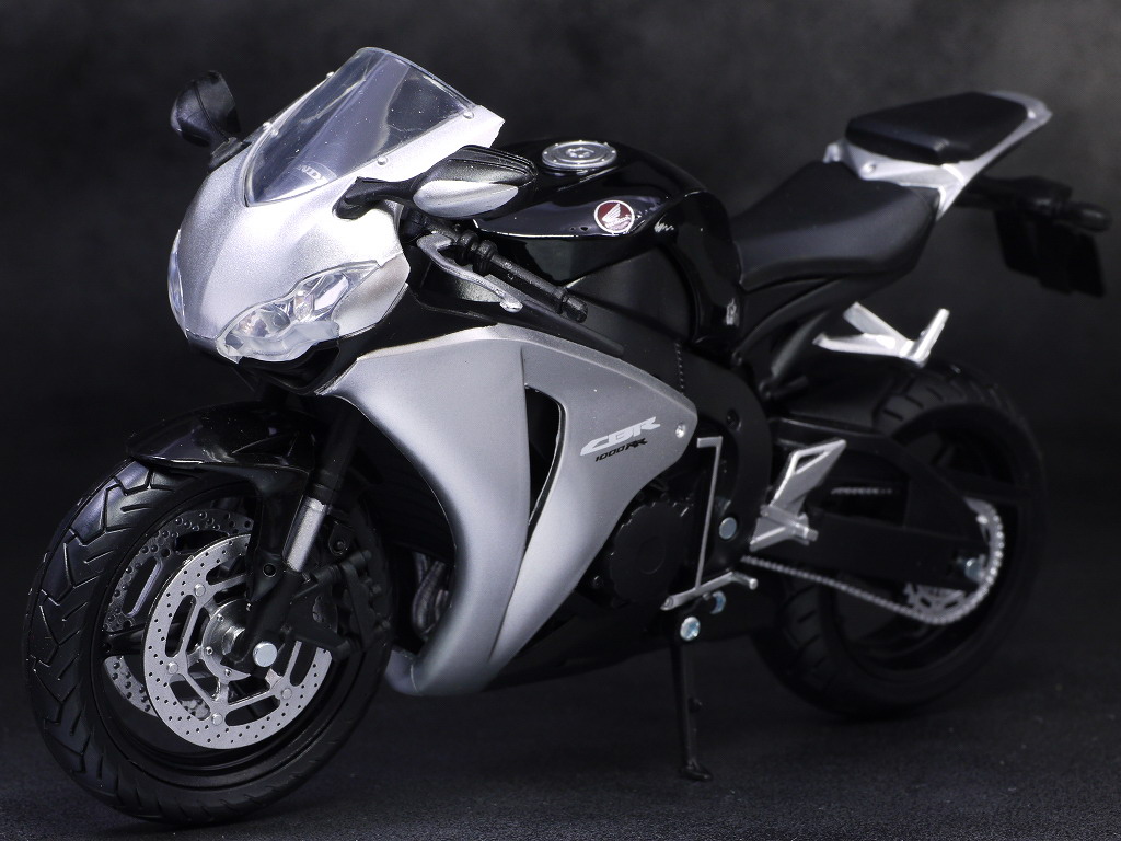 アオシマ 1 12完成品バイク Honda Cbr 1000rr シルバー レビュー はっちゃか アオシマ 1 12完成品バイク Honda Cbr 1000rr シルバー レビュー はっちゃか