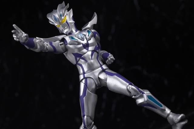 Amazon.co.jp: バンダイ(BANDAI) S.H.Figuarts ウルトラマンゼロ