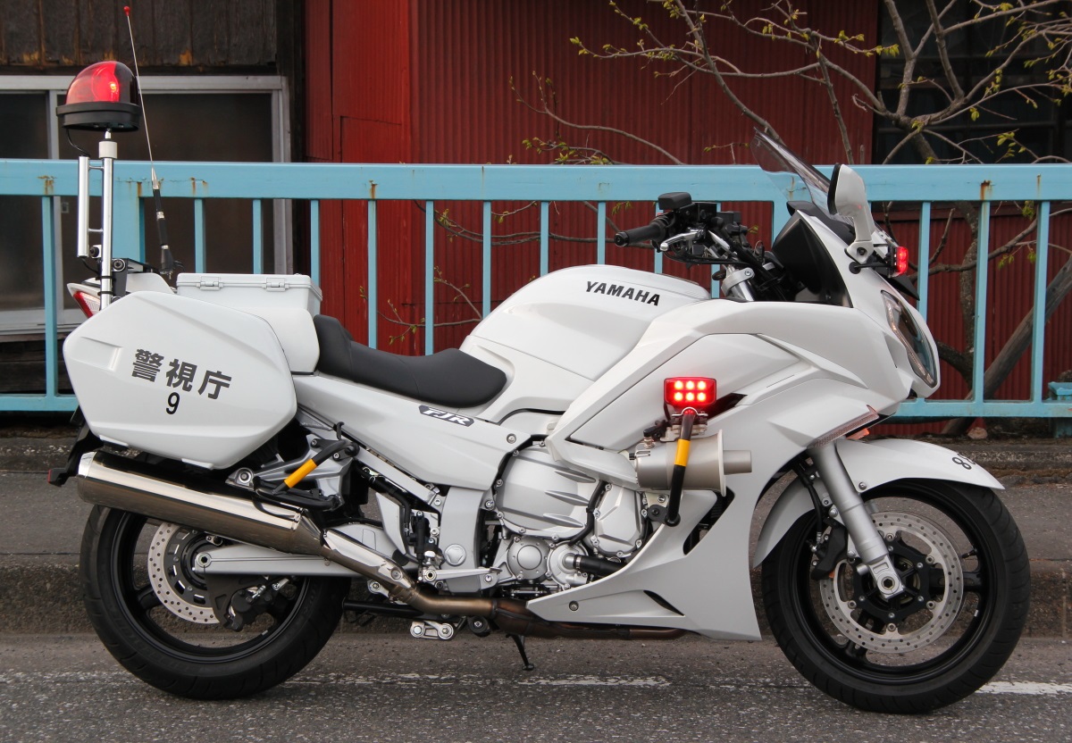 ようやく捕捉 警視庁の新型白バイ Fjr1300p 冴えないブログの綴りかた ようやく捕捉 警視庁の新型白バイ Fjr1300p 冴えないブログの綴りかた
