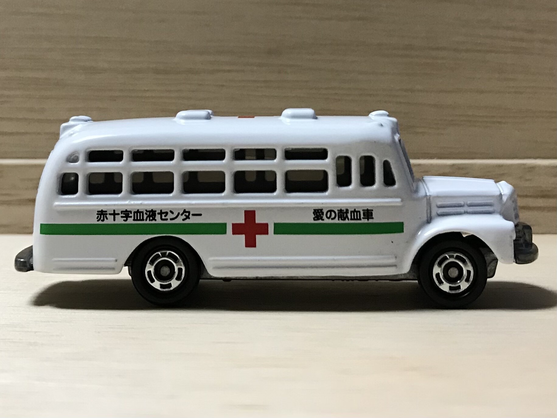 トミカ 三菱ふそう バス 愛の献血車 日本赤十字社中央血液センター　8_04 トミカ 三菱ふそう バス 愛の献血車 日本赤十字社中央血液センター 8_04