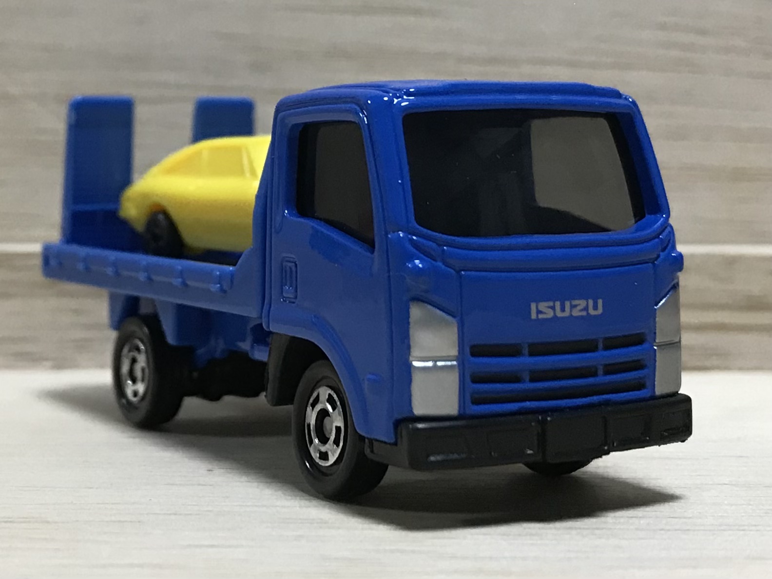 トミカ No 60 いすゞエルフ 車両運搬車 目指せ日本最大級 トミカのブログ トミカをたくさん集めよう By Hachiro Style