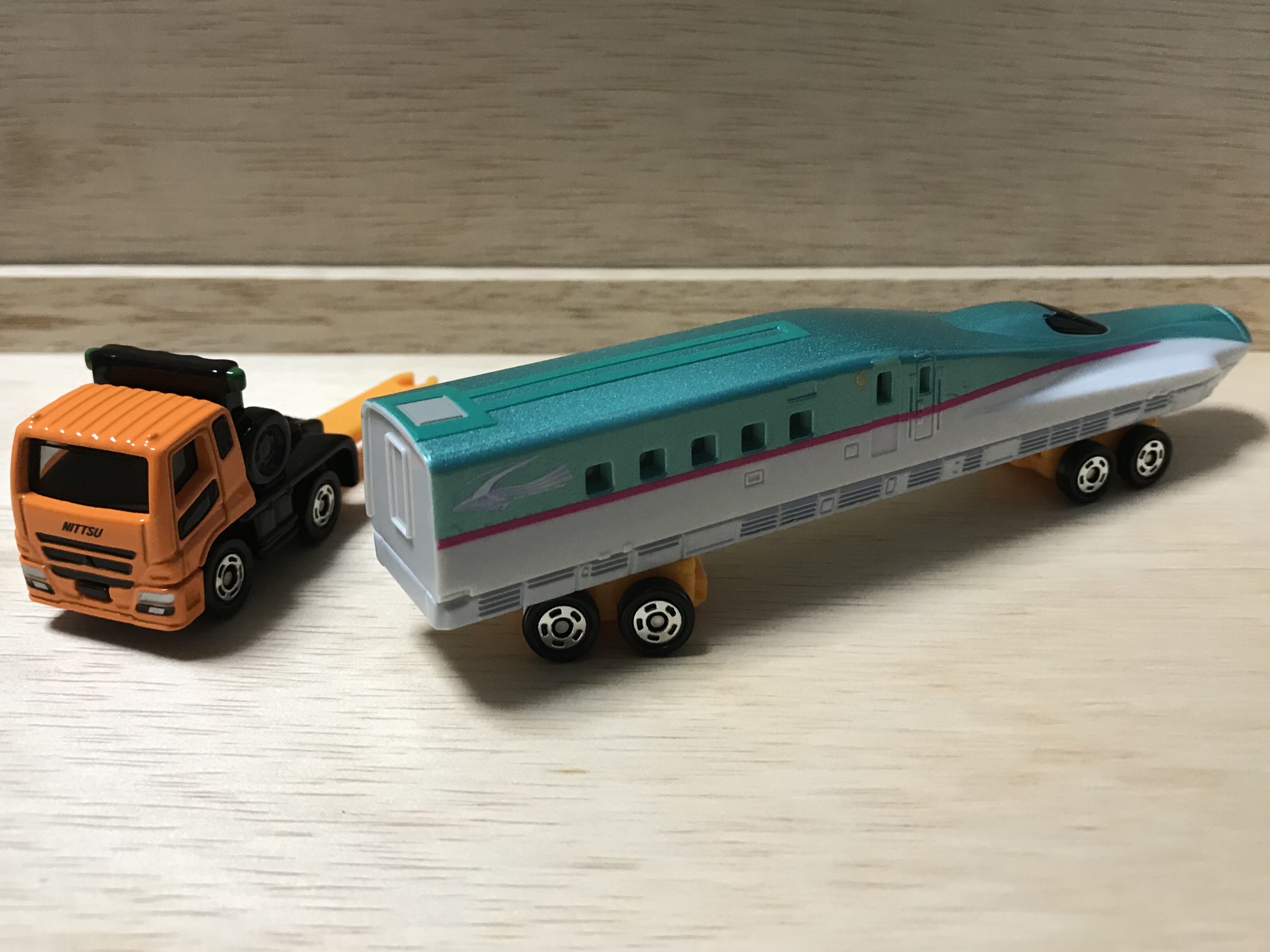 トミカギフトセット ならべてたのしい！新幹線輸送トレーラーセット 三菱ふそうスーパーグレート -E5系新幹線はやぶさ 輸送車 | 【目指せ日本