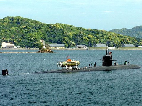 Mystic_(DSRV-1)aboard_USS_La_Jolla_(SSN-701)