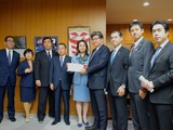 英語入試決議手交2