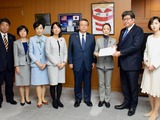 英語入試決議手交1