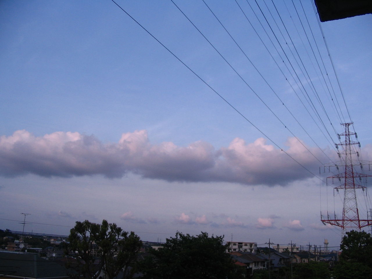 空を見上げて たちつてと 大きいな帯状雲 丸太のような巻き雲