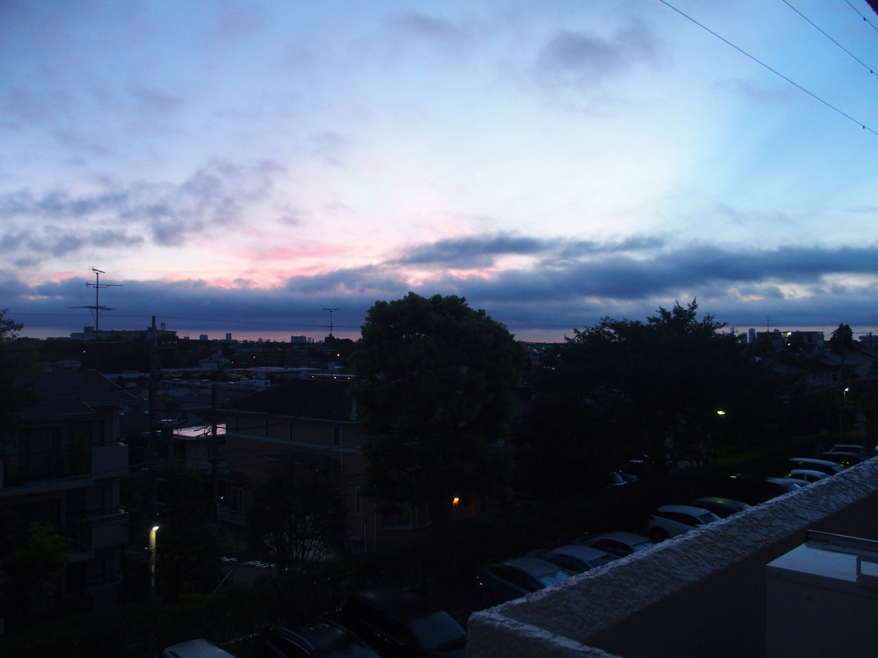 空を見上げて たちつてと 明け方の空