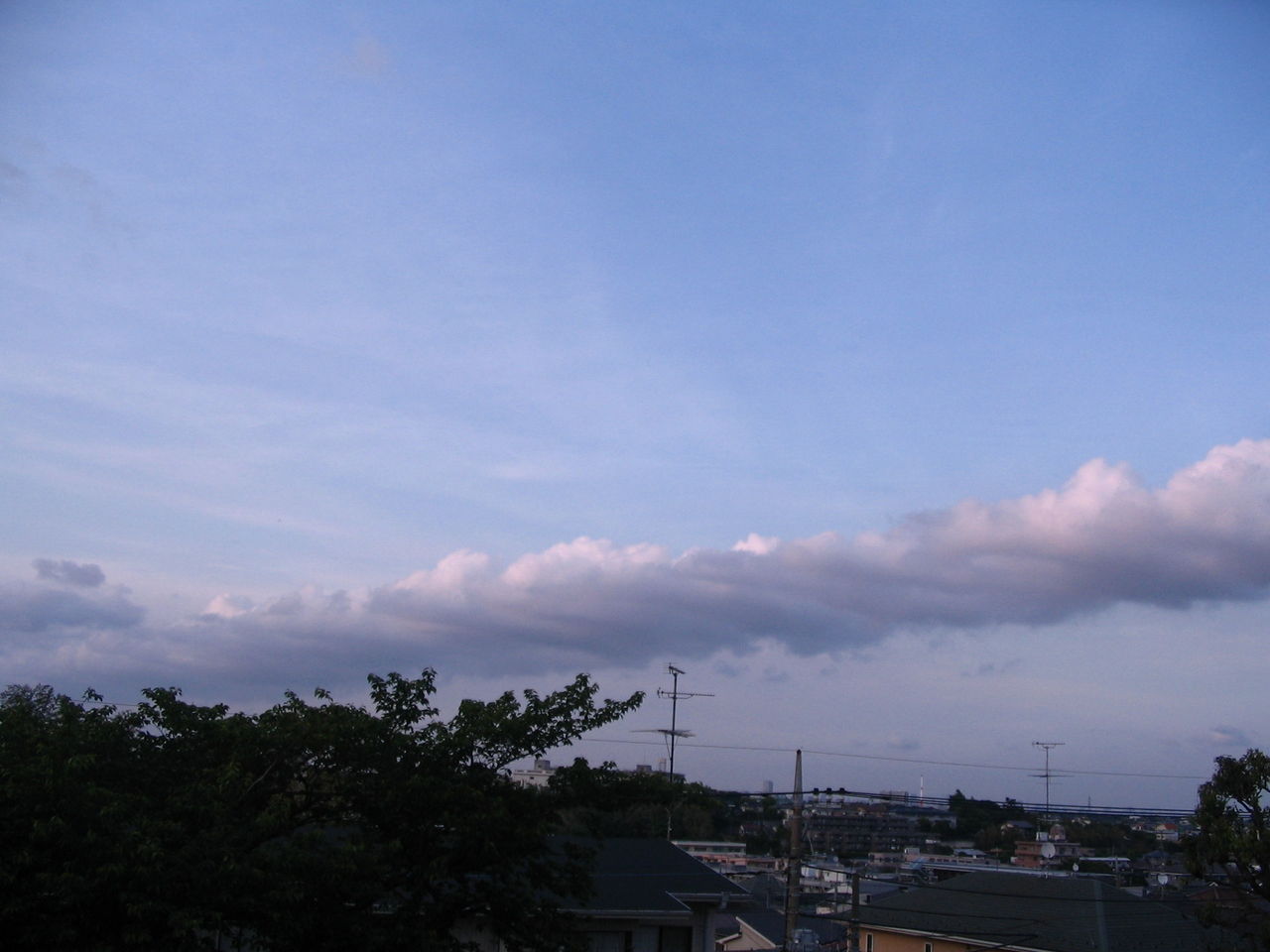 空を見上げて たちつてと 大きいな帯状雲 丸太のような巻き雲
