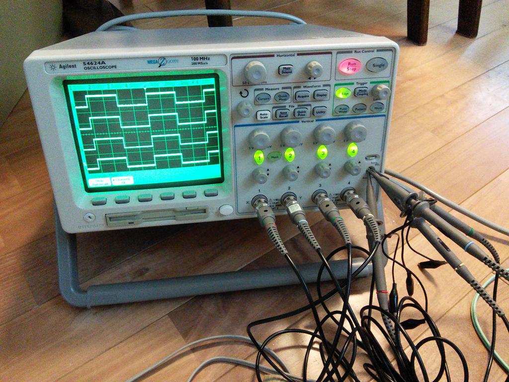 Agilent 54624A 4ch 100MHz オシロスコープが届いた! : A's LabⅡ Agilent 54624A 4ch 100MHz オシロスコープが届いた! : A's LabⅡ