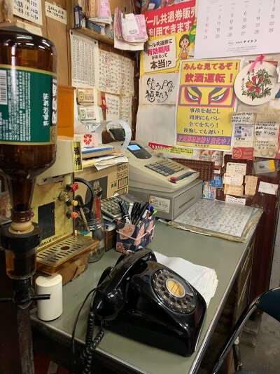久留米 角打ち ことぶきや酒店 黒電話