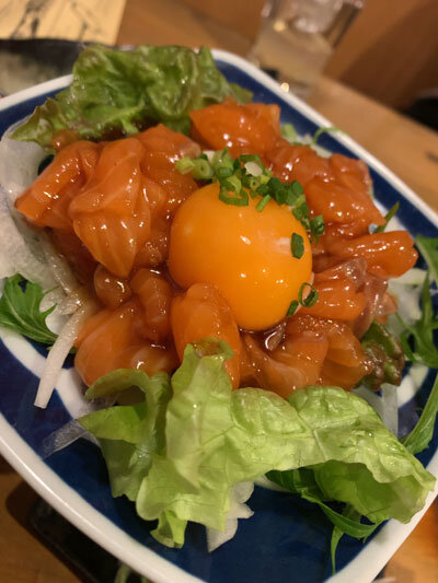 姫路 のれん街 浜焼き 寿司 ○上水産 サーモンユッケ
